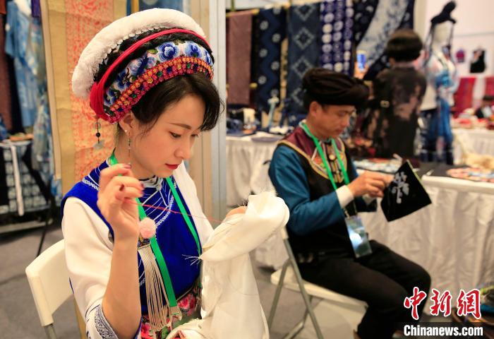 在23日开幕的三亚·中华非遗织绣技艺文化旅游周上，参展人员展示“非遗”织绣技艺。　王晓斌 摄